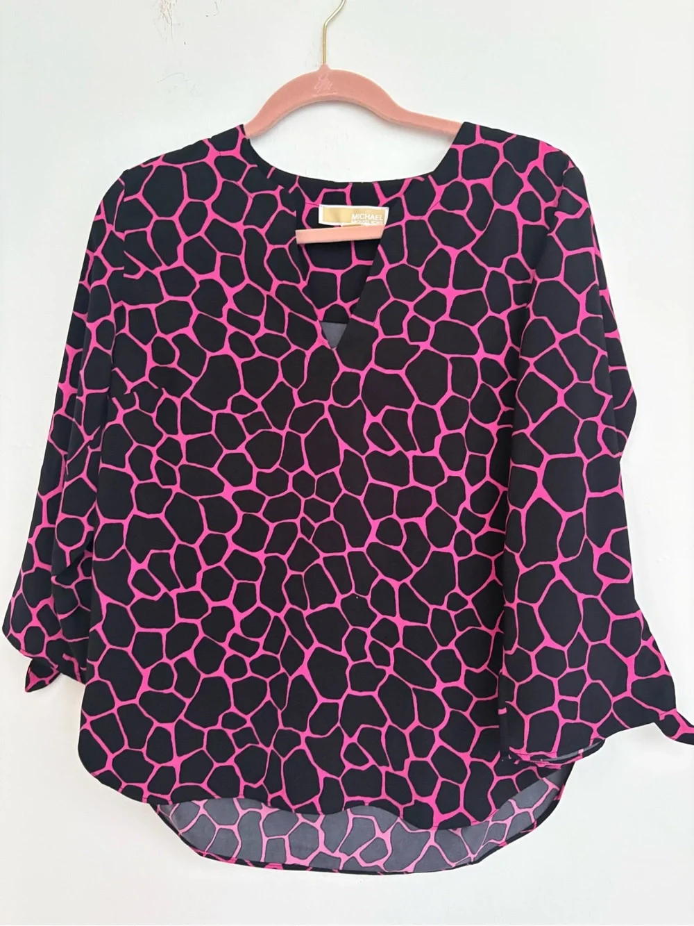 169. Michael Kors Black & Hot Pink Geometric Print Blouse ptp21”L25front27back